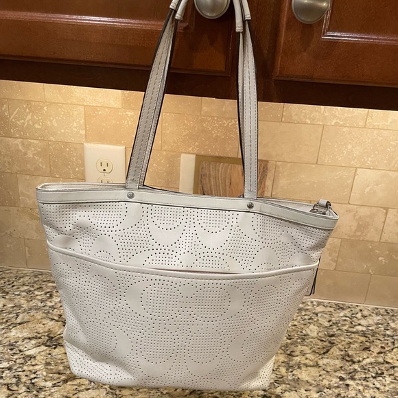 COACH Perforated Ivory Leather Shoulder Tote Bag F21941 EUC! $249 - Picture 2 of 10